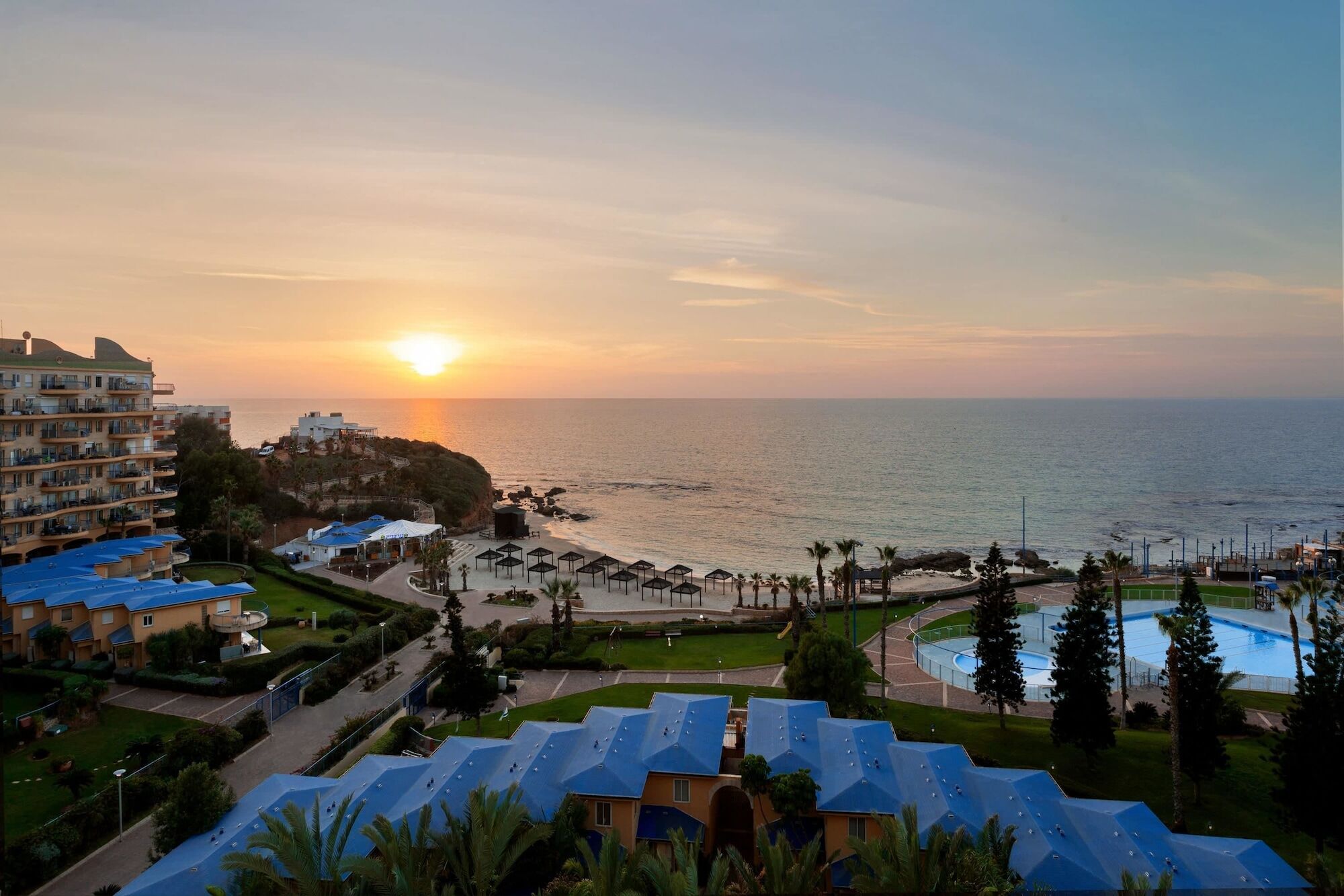 Ramada Resort Hadera Beach Buitenkant foto
